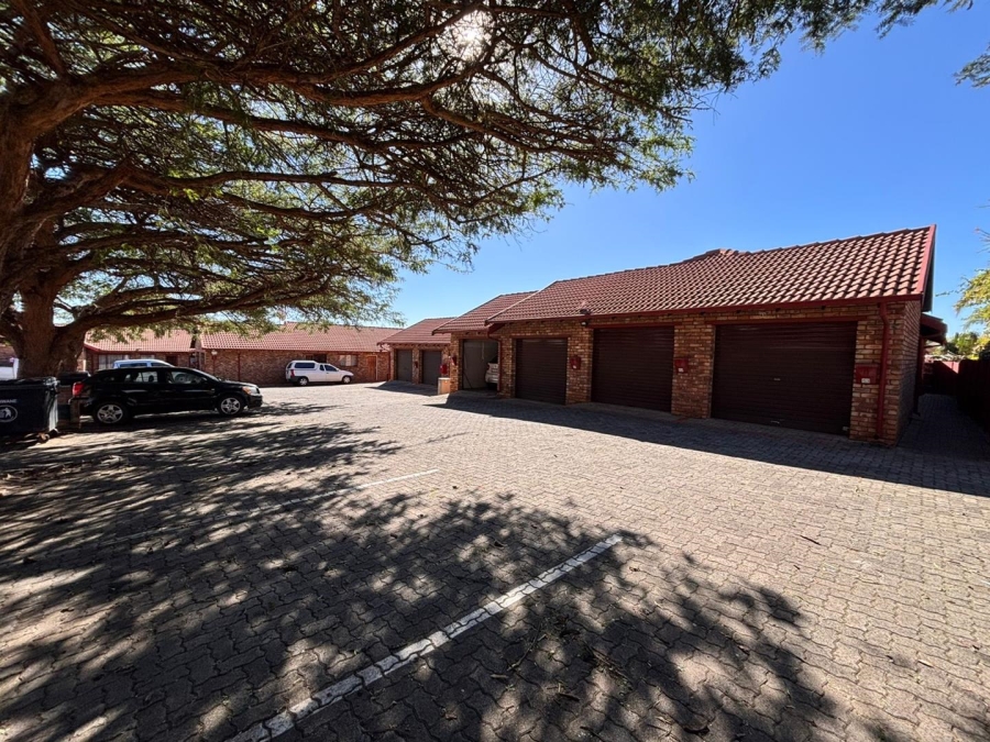 2 Bedroom Property for Sale in Rooihuiskraal Gauteng