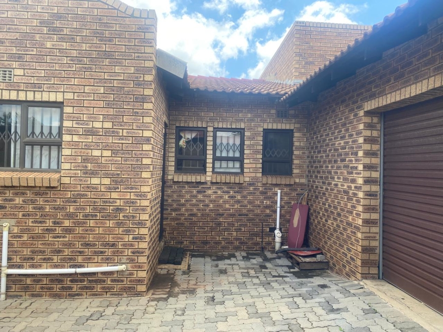 3 Bedroom Property for Sale in Klippoortje Gauteng