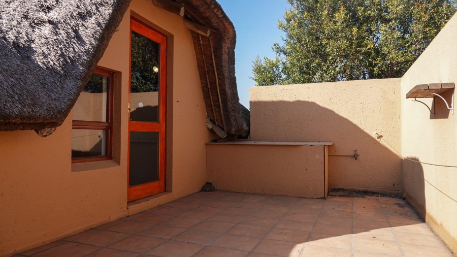 To Let 1 Bedroom Property for Rent in Douglasdale Gauteng