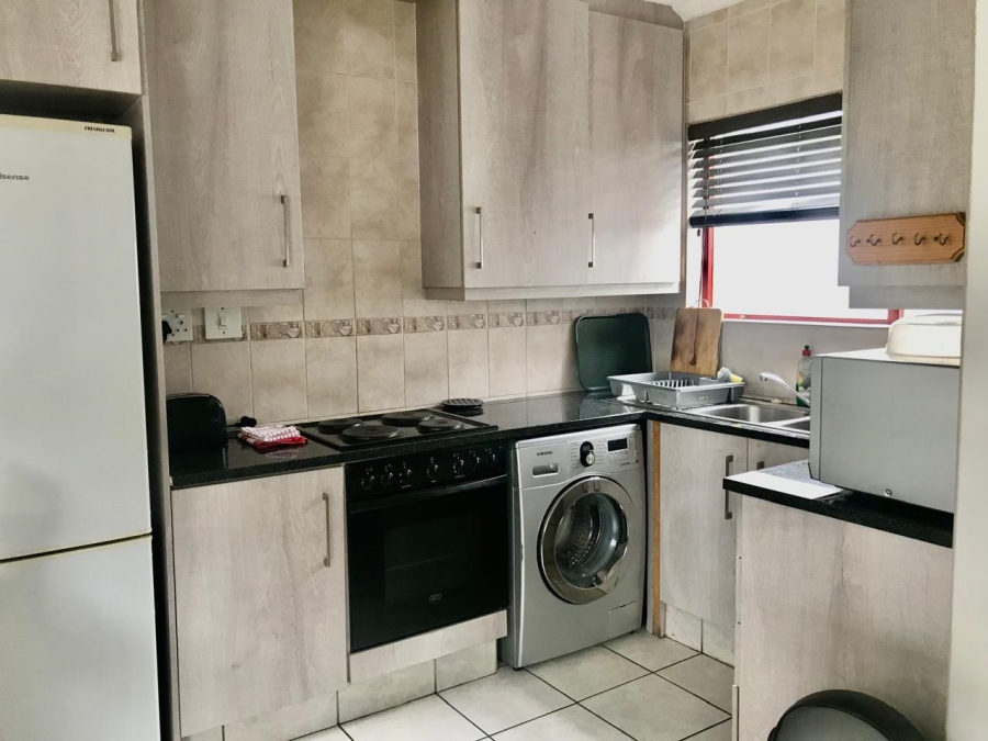 To Let 1 Bedroom Property for Rent in Parkmore Gauteng