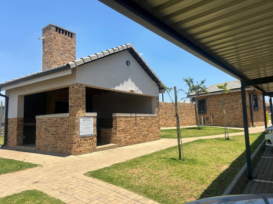 2 Bedroom Property for Sale in Clayville Gauteng