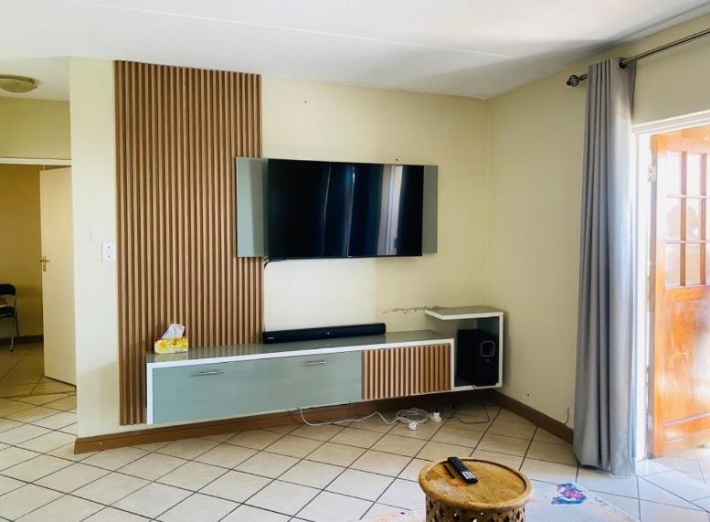 2 Bedroom Property for Sale in Constantia Kloof Gauteng