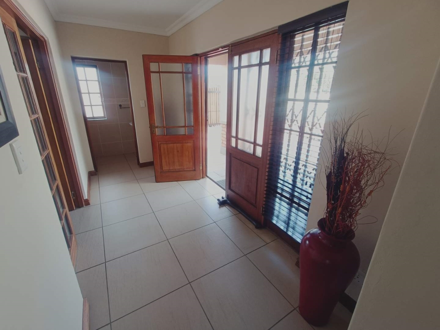 5 Bedroom Property for Sale in Die Hoewes Gauteng