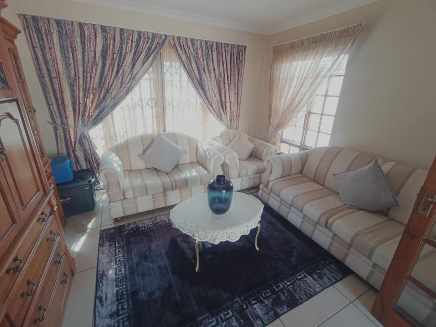 5 Bedroom Property for Sale in Die Hoewes Gauteng