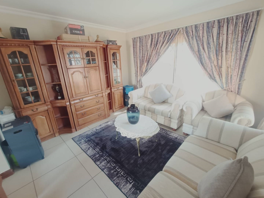 5 Bedroom Property for Sale in Die Hoewes Gauteng