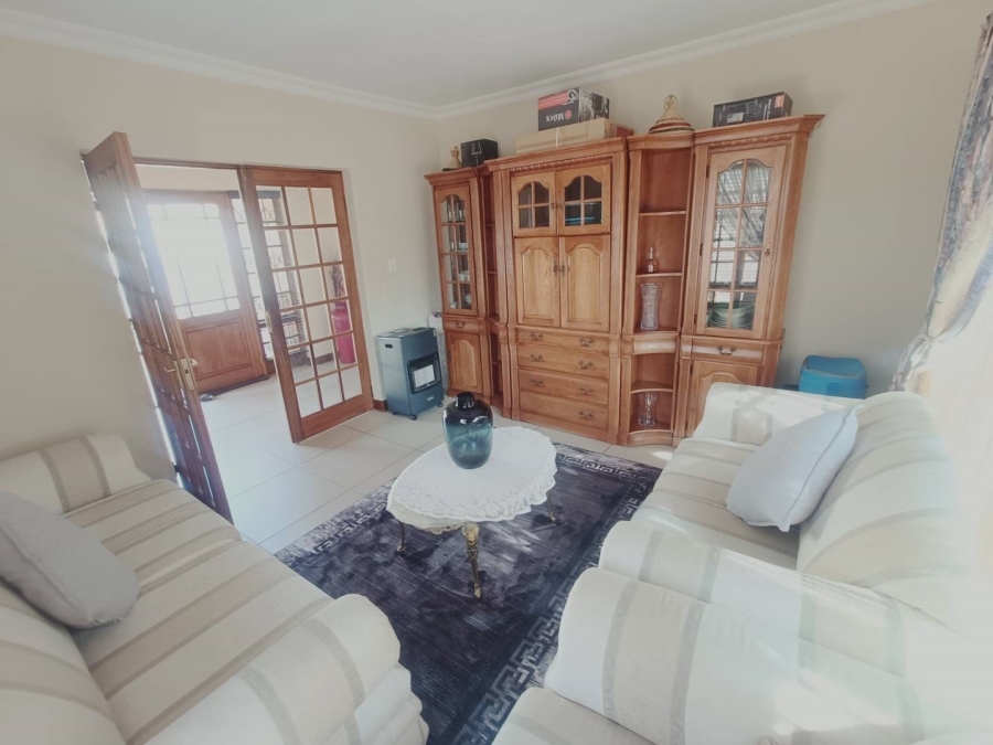 5 Bedroom Property for Sale in Die Hoewes Gauteng