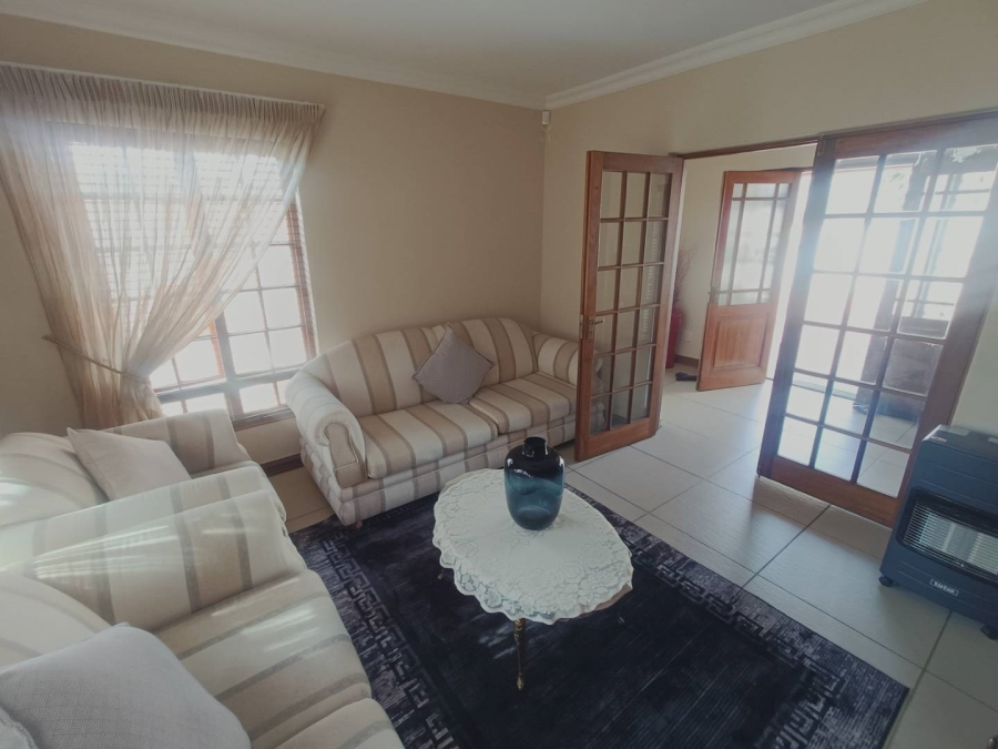5 Bedroom Property for Sale in Die Hoewes Gauteng