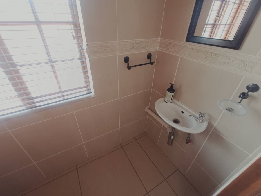 5 Bedroom Property for Sale in Die Hoewes Gauteng