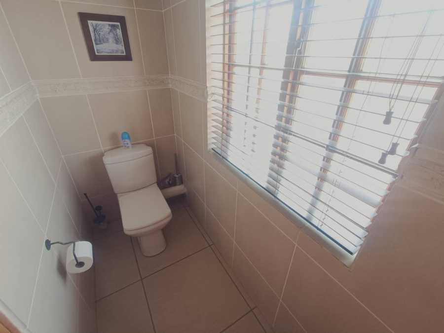 5 Bedroom Property for Sale in Die Hoewes Gauteng