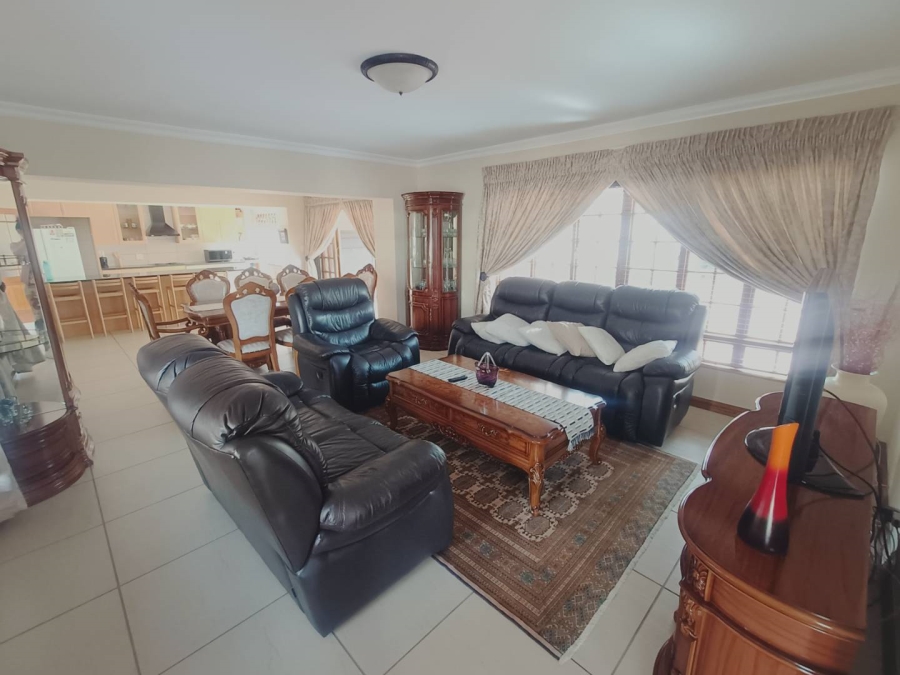 5 Bedroom Property for Sale in Die Hoewes Gauteng