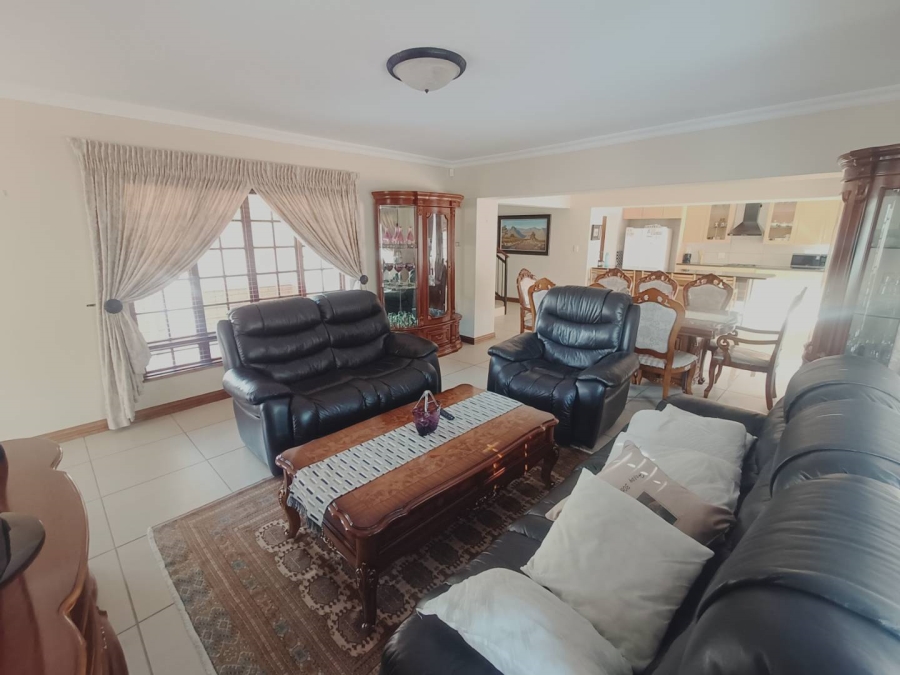 5 Bedroom Property for Sale in Die Hoewes Gauteng