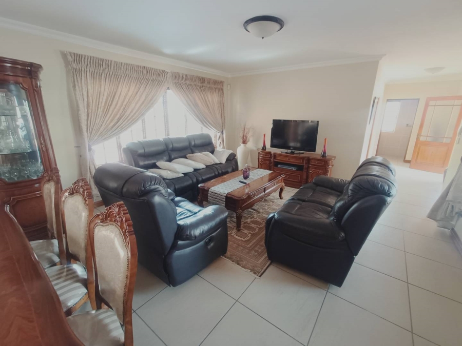 5 Bedroom Property for Sale in Die Hoewes Gauteng