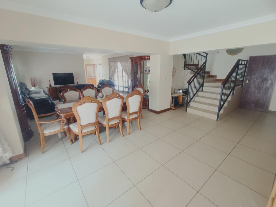 5 Bedroom Property for Sale in Die Hoewes Gauteng
