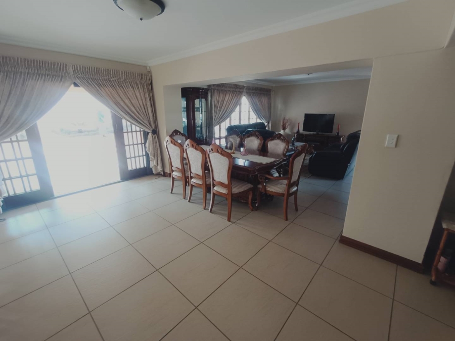 5 Bedroom Property for Sale in Die Hoewes Gauteng