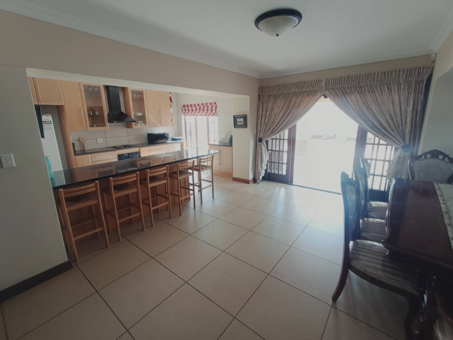 5 Bedroom Property for Sale in Die Hoewes Gauteng