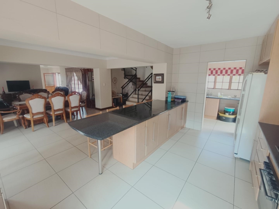 5 Bedroom Property for Sale in Die Hoewes Gauteng