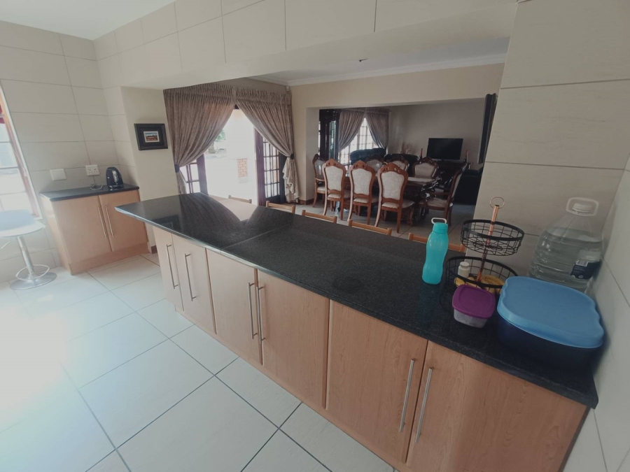 5 Bedroom Property for Sale in Die Hoewes Gauteng