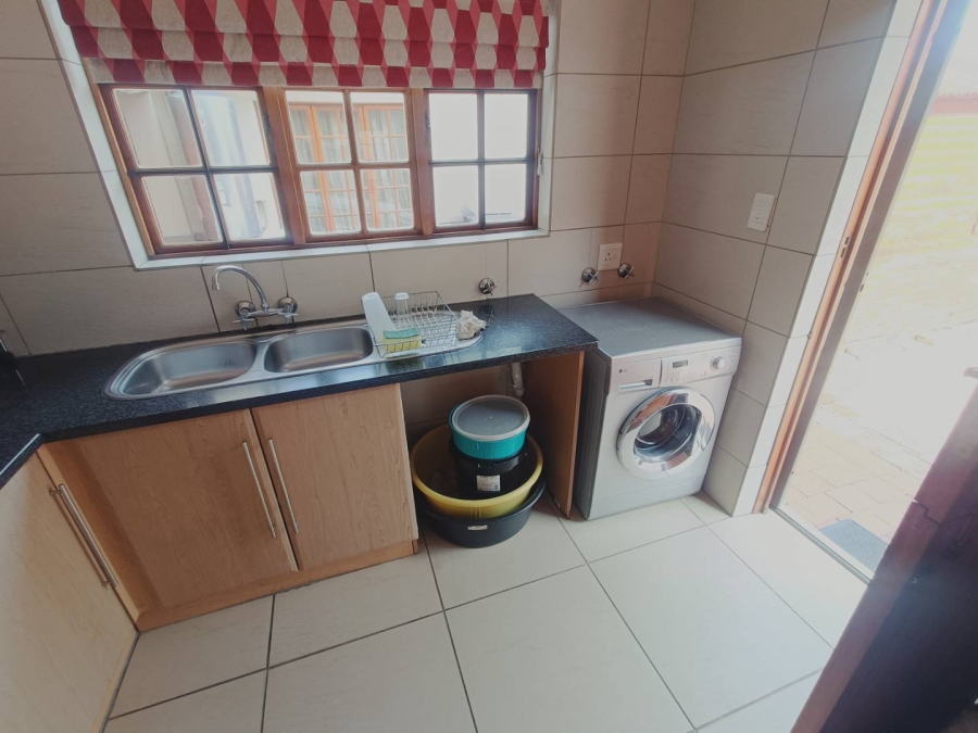 5 Bedroom Property for Sale in Die Hoewes Gauteng