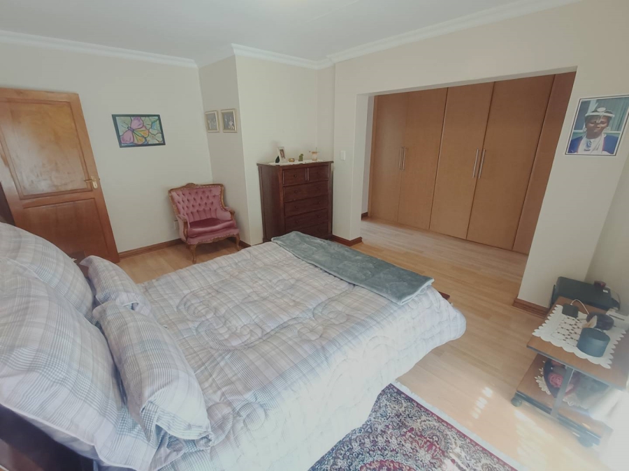 5 Bedroom Property for Sale in Die Hoewes Gauteng