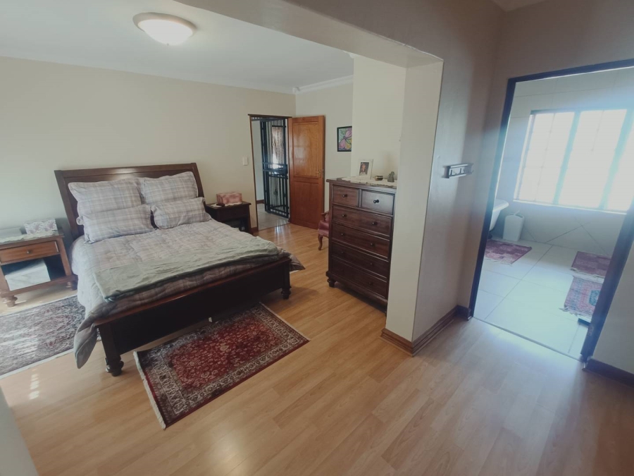 5 Bedroom Property for Sale in Die Hoewes Gauteng