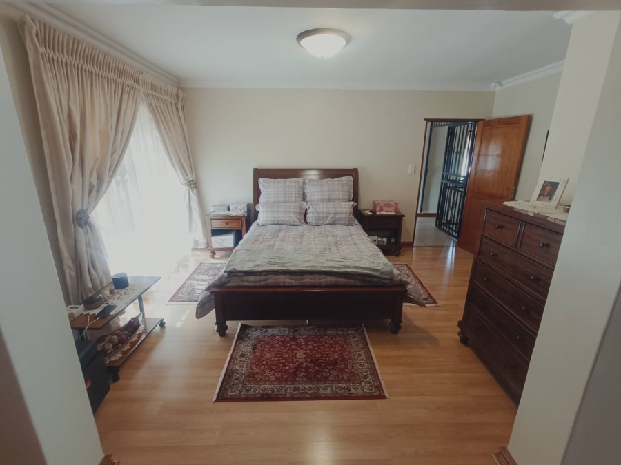 5 Bedroom Property for Sale in Die Hoewes Gauteng