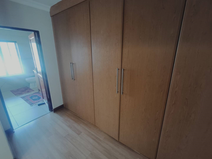 5 Bedroom Property for Sale in Die Hoewes Gauteng