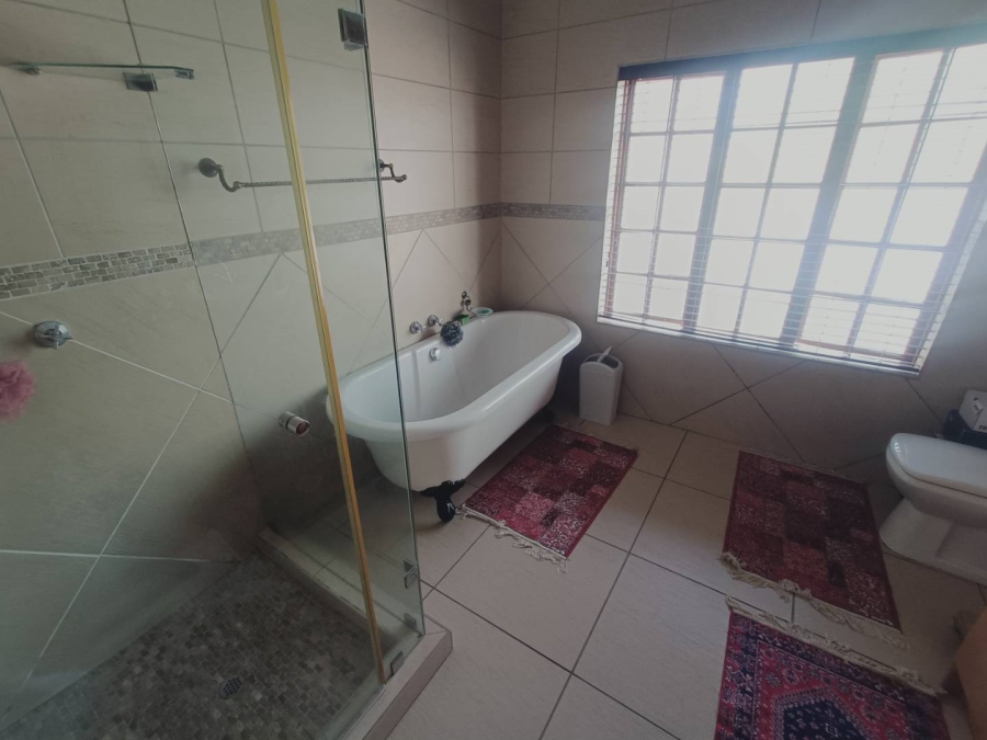 5 Bedroom Property for Sale in Die Hoewes Gauteng