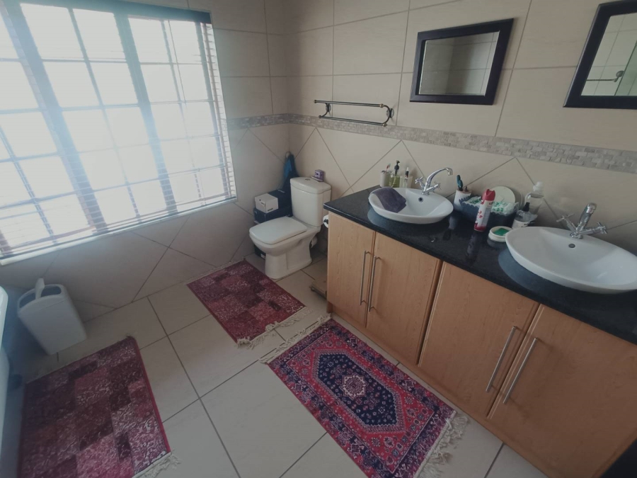 5 Bedroom Property for Sale in Die Hoewes Gauteng