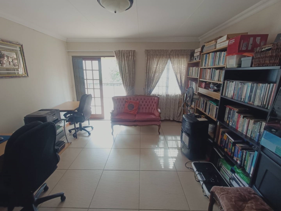 5 Bedroom Property for Sale in Die Hoewes Gauteng