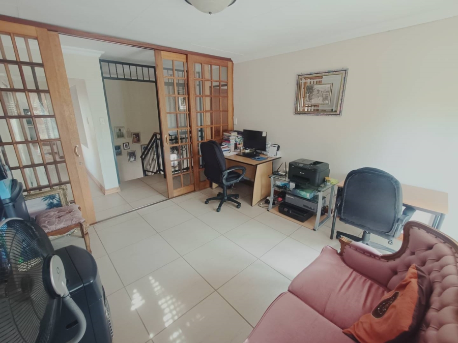 5 Bedroom Property for Sale in Die Hoewes Gauteng