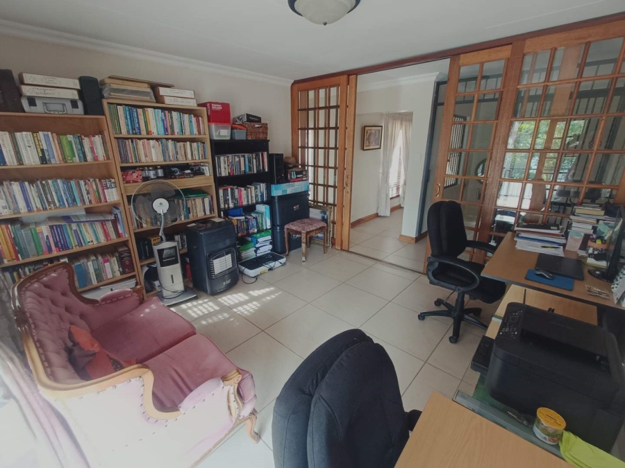 5 Bedroom Property for Sale in Die Hoewes Gauteng