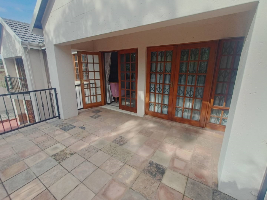 5 Bedroom Property for Sale in Die Hoewes Gauteng