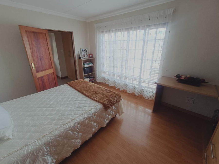 5 Bedroom Property for Sale in Die Hoewes Gauteng