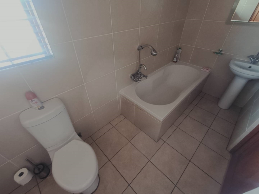 5 Bedroom Property for Sale in Die Hoewes Gauteng