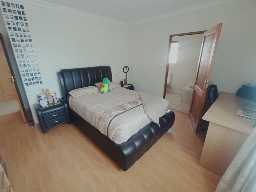 5 Bedroom Property for Sale in Die Hoewes Gauteng