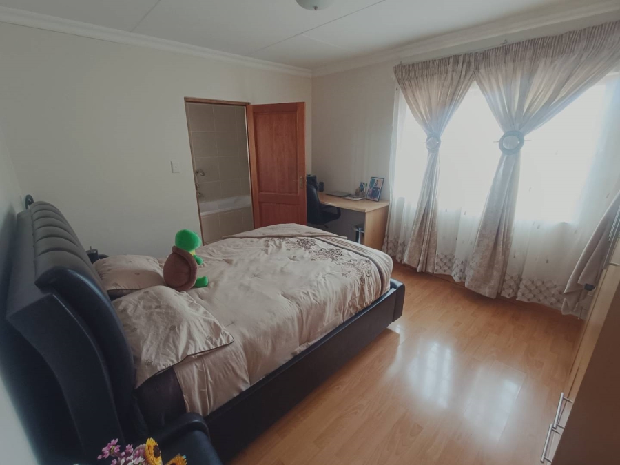 5 Bedroom Property for Sale in Die Hoewes Gauteng