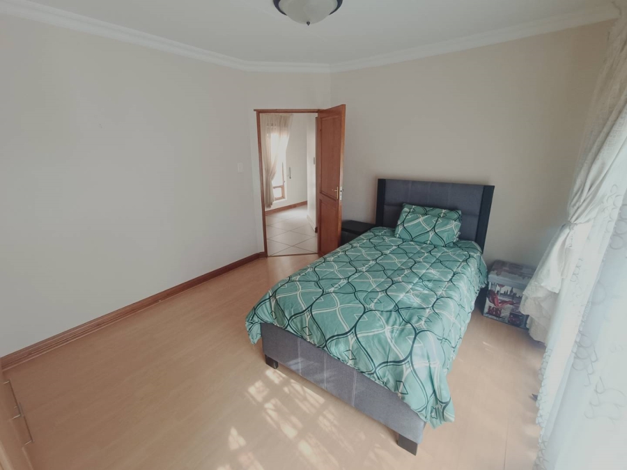 5 Bedroom Property for Sale in Die Hoewes Gauteng