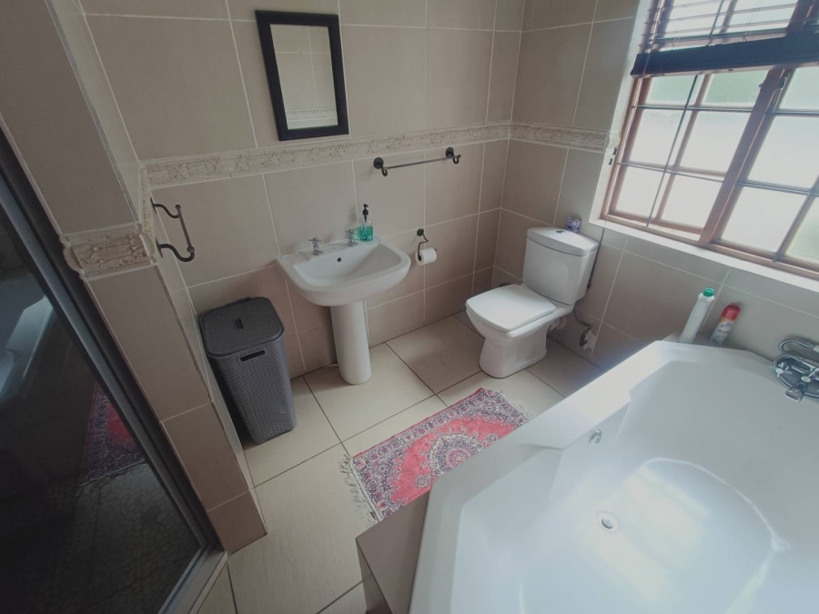 5 Bedroom Property for Sale in Die Hoewes Gauteng