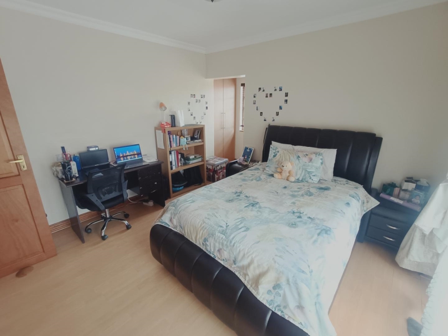 5 Bedroom Property for Sale in Die Hoewes Gauteng