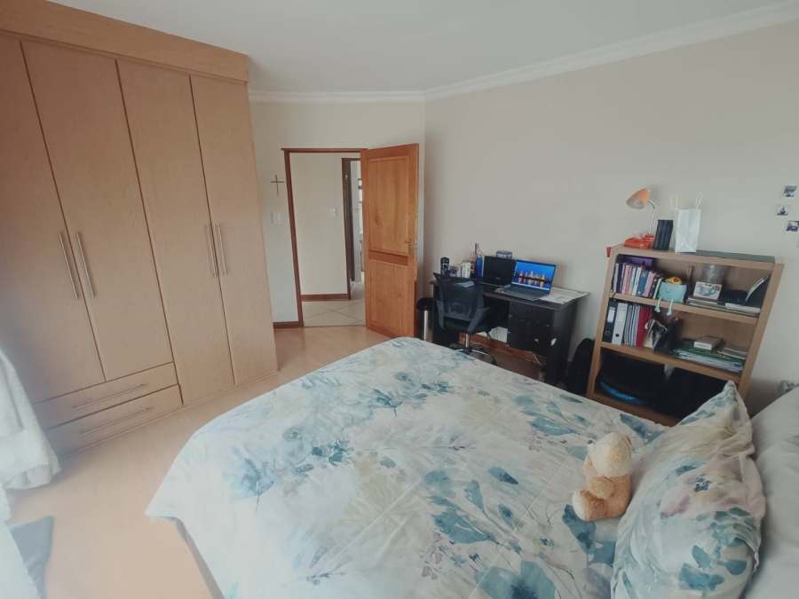 5 Bedroom Property for Sale in Die Hoewes Gauteng