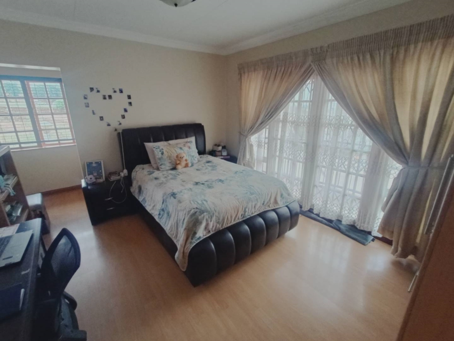 5 Bedroom Property for Sale in Die Hoewes Gauteng