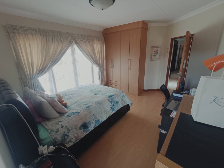 5 Bedroom Property for Sale in Die Hoewes Gauteng