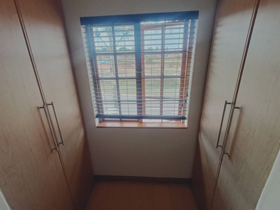 5 Bedroom Property for Sale in Die Hoewes Gauteng