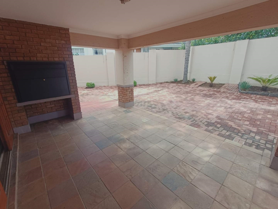 5 Bedroom Property for Sale in Die Hoewes Gauteng