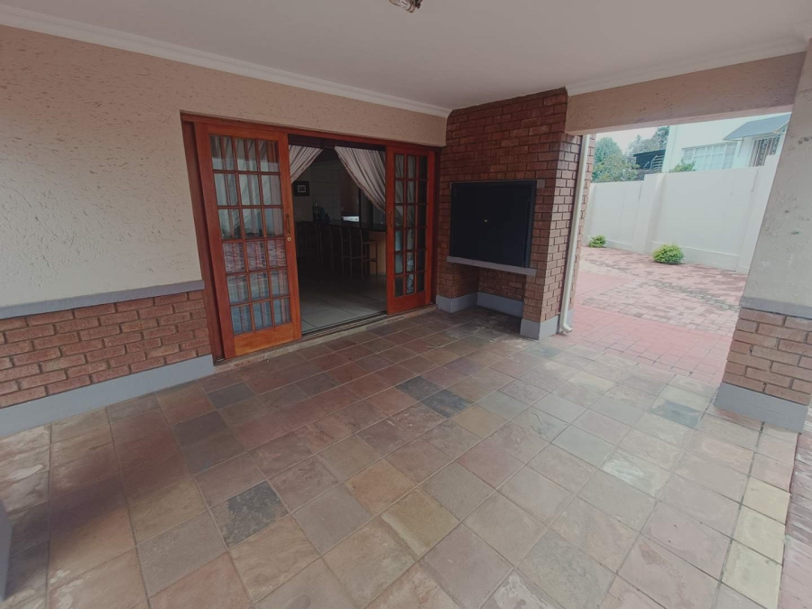 5 Bedroom Property for Sale in Die Hoewes Gauteng