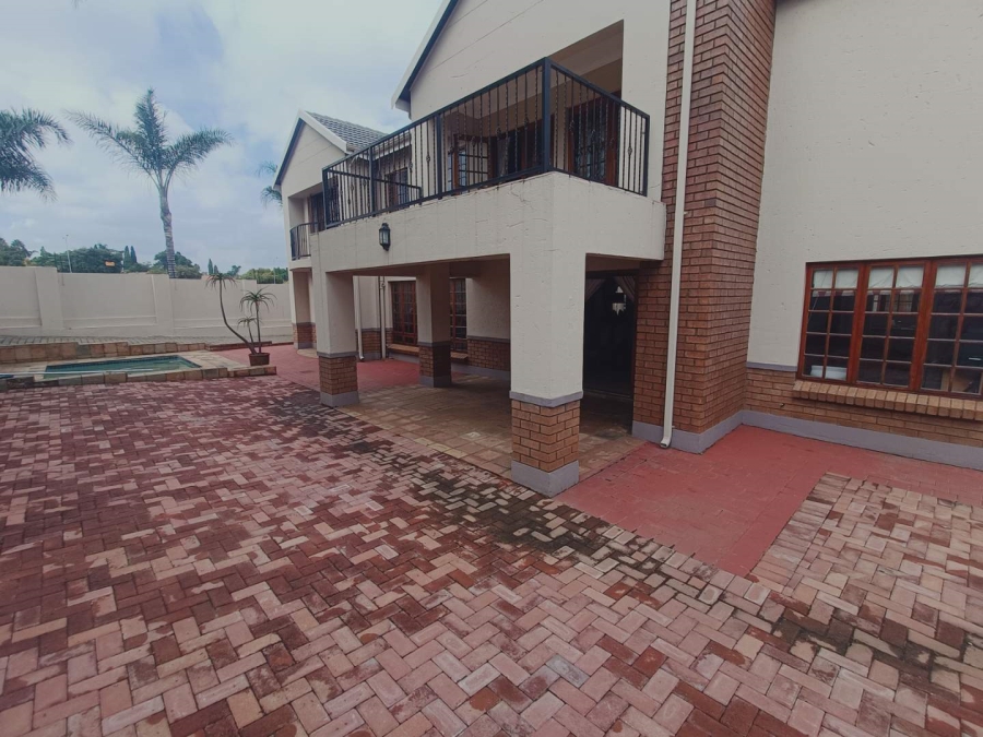 5 Bedroom Property for Sale in Die Hoewes Gauteng