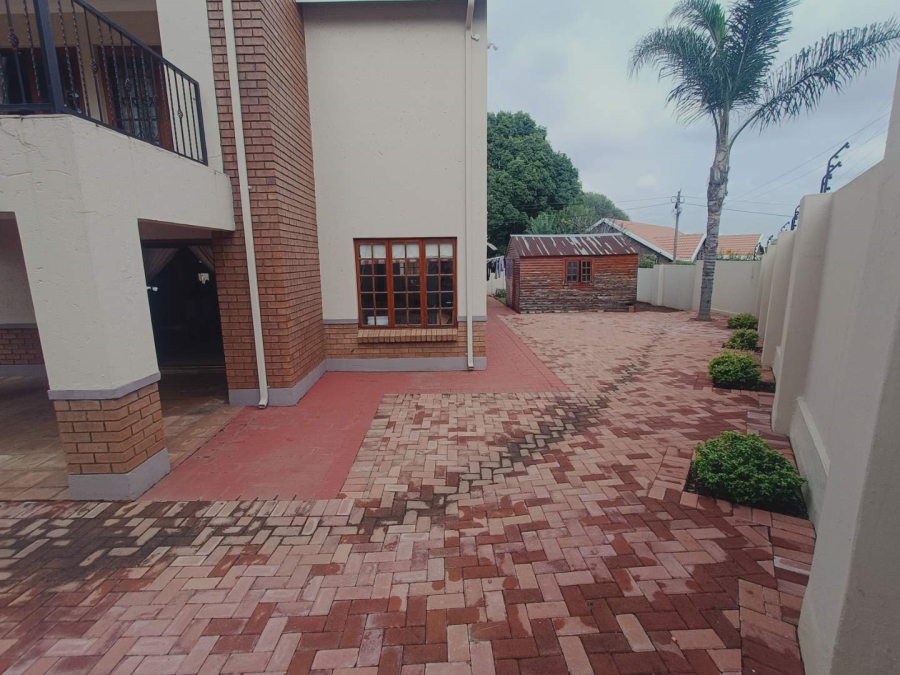 5 Bedroom Property for Sale in Die Hoewes Gauteng