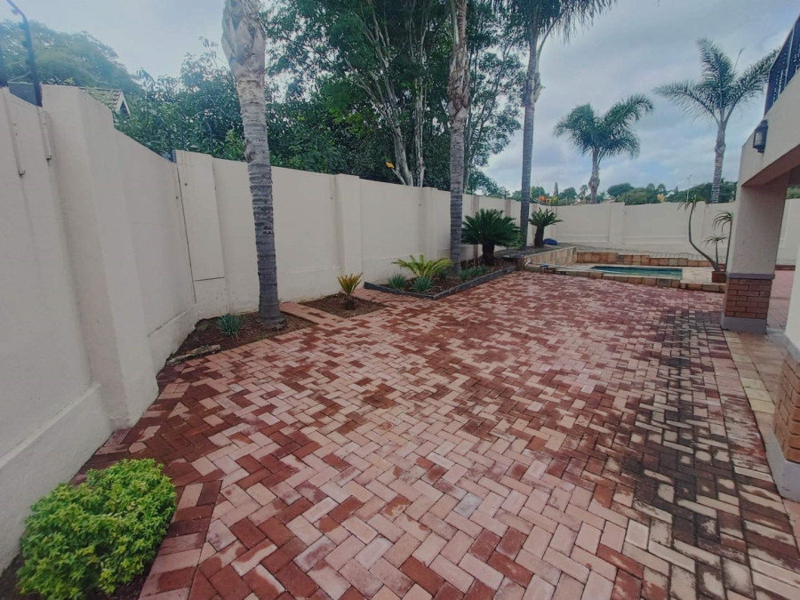 5 Bedroom Property for Sale in Die Hoewes Gauteng