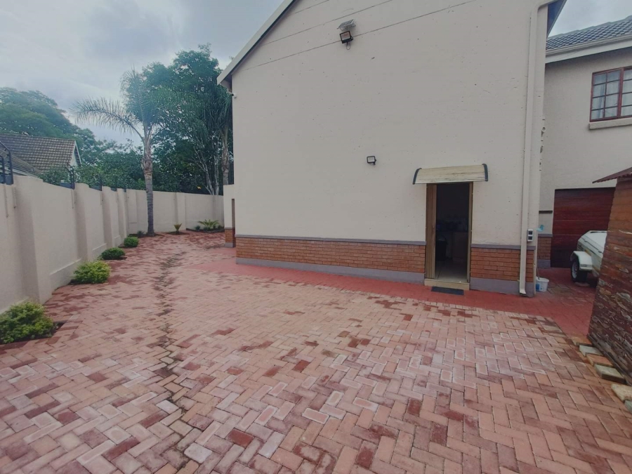 5 Bedroom Property for Sale in Die Hoewes Gauteng
