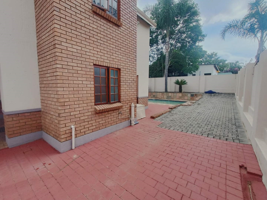 5 Bedroom Property for Sale in Die Hoewes Gauteng